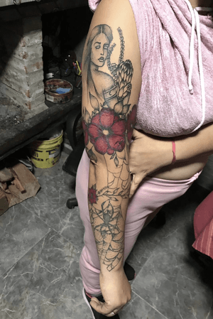 🕷🕸🌺💐 #tattoo #tattooart #tattoodesing #black #tatuaje #diseñotatuaje #dotwork #blacktattoo #womantattoo #flowertattoo #flower #mangatattoo #manga #spiders #spidertattoo #blackworktattoo #colortattoo #redtattoo
