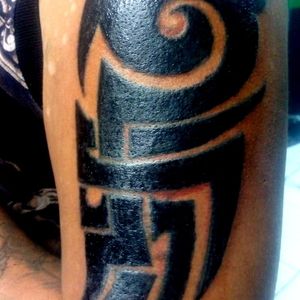 Tribal tradicional. Tattoo em preto puro aplicada no braço.