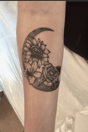 My costumer wanted her 3 favorits flower and a moon on her forearm,i came up withis this ornemental design for her