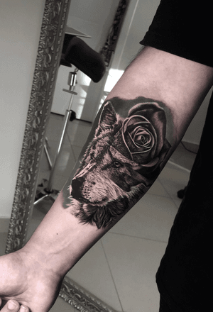 5h de trabalho. Feito usando Tattoo Lovers Care e Intenze Ink #wolf #blackandgreytattoo #blackandgrey 