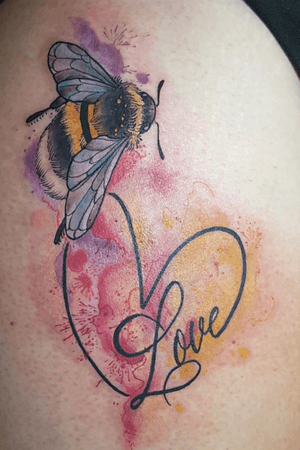 Cutsie bee and watercolour heart by @sarah_anne_davis