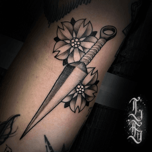 Done by Lex van der Burg@swallowink @balmtattoo_benelux #tat #tatt #tattoo #tattoos #tattooart #tattooartist #arm #armtattoo #arm #armtattoo #blackandgrey #blackandgreytattoo #colortattoo #color #neotraditional #neotraditionaltattoo #dagger #daggertattoo #realism #realismtattoo #rosestattoo #roses #inkee #inkedup #inklife #inklovers #art #bergenopzoom #netherlands