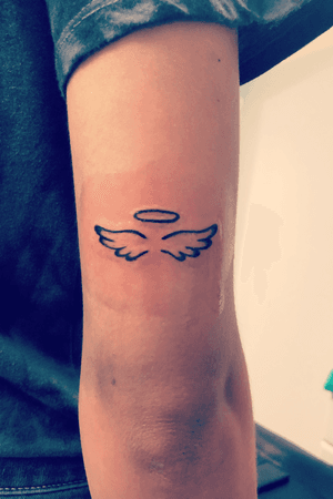 The first interpretation we can give to wing tattoos is obviously the most obvious.  The desire to fly or freedom.  This is the first idea that comes to mind when we see a tattoo with wings, but there are many other ways to give meaning to wings tattooed on the skin.