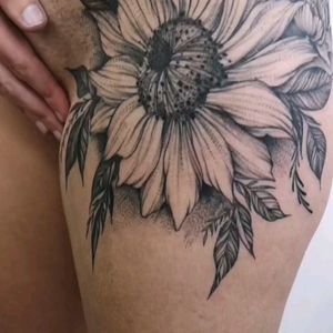 One of my favourite pieces to date. My fabulous client allowed my to freehand these blackwork florals for her 🌺 Black work stipple creates such a beautiful effect for feminine floral work, I'd love to do more freehand in this style! 🌼