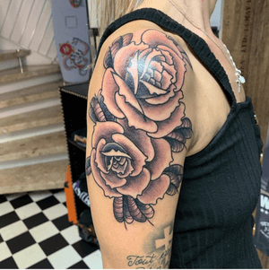 roses, good persons and awesome customer, came all the way from france to get tattooed by us🙏🏽🙏🏽merci beaucoup #joao_otreze#tattoozurich #zurichtattoo #haarrock #flowers #hautrock #tattoo #blackandwhite #blackwork #blackworktattoos #zurichcity #swisstattoo #swisstattoogirls #tattooedgirls #tbzhta #dotwork #tattooedgirlsofig #swisstattooers #skintools #balmtattooschweiz #happy #swisstattoogirls #geometrictattoo #nofilter