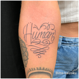 Coeur lettering 🥰🥰 #truehearthlettering #bims #bimskaizoku #bimstattoo #paris #paname #paristattoo #pontaudemer #pontaudemertattoo #tatouage #parisienne #heartletter #lettering #loveletter #tatt #tatts #tattoo #tattoos #tatto #tattoomodel #tattoostyle #tattooed #tattooer #tattooist #tattooartist #tattoolife #tattoolove #tattoolover #love 