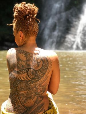 Lovely photo of @ashiakor  during her vacation in Ghana, with the #bongostyle #peacock #backtattoo  I did on her a few months back - she already had the #peony on the top left corner - we did the rest . Thank you Yvonne for this great photo.#obitattoo #bongostyletattoo #peacocktattoo #backpiecetattoo #tatowier #tattoocomposition #tatowiermagazin #mannheim #mannheimtattoo #germany🇩🇪 #germanytattoo #ludwigshafen #ludwigshafentattoo #karlsruhetattoo #karlsruhe #indiantraditionaltattoo #tattoodo #tattoooftheday #tattooofinstagram 