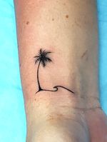 #finelinetattoo #wavetattoo #palmtreetattoo #minimalist delicate souvenir tattoo #kihei #maui #hawaii #palmtree #wave #wristtattoo 