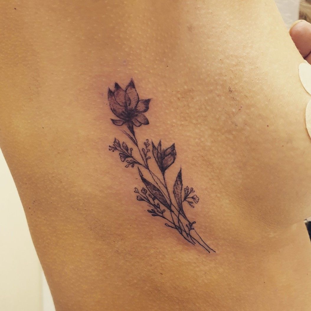 29 Stunning Feminine Flower Tattoos For Girls To Get Inking For Side Boob   Psycho Tats