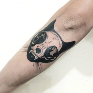 Skull cat.#craneo #gato #cat #skullcat #blackwork #tatuaje #CDMXtattoo #tatuadorasmexicanas #tatuajesdegatos #tattolcat 