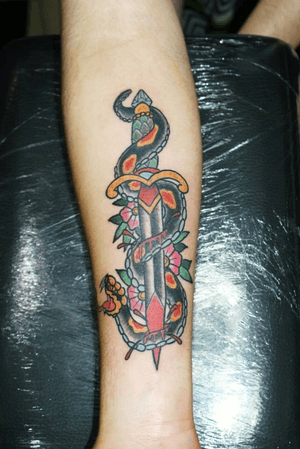 Snake and dagger tattoo citas en edwardtattoo13@gmail.com o whatsapp al 640036355 #neotraditional #traditional #edwardortiztattoo #saintsandsinnerstattoo #snake
