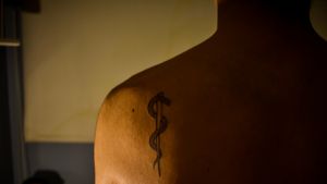 Medicina Vara de EsculapioPor @tatuantoo (instagram)#medicina #medicine #esculapio #medstudent