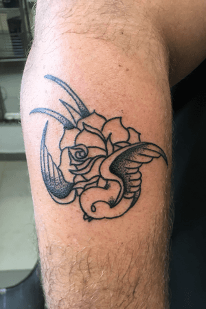 #tattoo#tatouage#linework#flower#armtattoo#blackwork#rosetattoo#rose#bird#ink#tattoolove#calmtattoo#switzerland#swisstattoo#lausanne#tattoolausanne #oldschool #dotwork #dotworktattoo#dot 