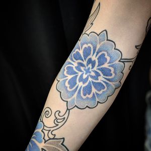 Part of a #fullsleevetattoo  inspired by  ceramic and porcelain art from the Ming dynasty - the choice of color is also deliberate, to make it look like a porcelain illustration.looking forward to finishing this sleeve soon.Thank you for looking.#obitattoo #dotworktattoo #lineworktattoo #mingdynasty #ceramicart #porcelain #porcelainart #chinesepottery #customtattoo #fullsleeve #mannheimtattoo #mannheim #karlsruhetattoo #karlsruhe #ludwigshafen #ludwigshafentattoo #germanytattoo #germany🇩🇪 #tattoocomposition #tatowier #tatowiermagazin #geometricfullsleeve #geometrictattoo #geometrip #Tattoodo #tattoooftheday #tattooofinstagram 