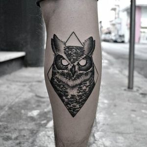 Ideia de tatuagem coruja #owl #owltattoo #leg #legtattoo #blackandgrey #design #ideia #creepy #coruja 