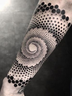 Tatuagem Espiral em Pontilhismo #pontilhismotattoo #pontilhismo #pointillism #Spiral #arm #armtattoo #blackwork #blackworktattoo #ideia 