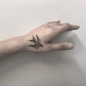 Delicate hand tattoo🖤