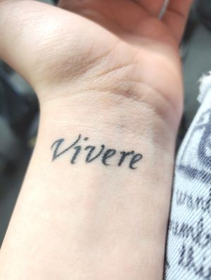 vivere/vì·ve·re/:  Verb. vivere. (transitive, intransitive) to live; to be alive. (transitive, intransitive) to subsist.