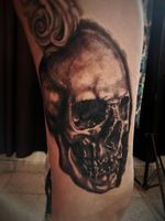 Tattoo da Úrsula. Mais uma caveira para a coleção. #skulls #tattooskull #tattooskulldesign #blackandgreytattoo #blackandgrey #caveira 