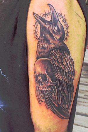 Crow on skull tattoo 🤘 #crowtattoo #traditionaltattoo #skulls #raven #blacktattooart #shadows #mexicantalent #browntattos #Morelia