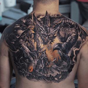 We don’t want to drag this on, but the scale of this battle scene has got us feeling like we’re on fire! 🐉🔥 Tattooed by Edgar - @edgarivanov!