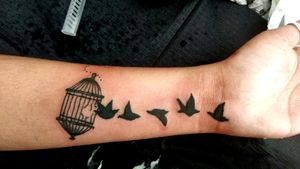 Escape 🕊️🕊️ #tattooart #feelings #FeelTattoo #Black #blackandgreytattoo #cage #birdtattoo #bird #birds 