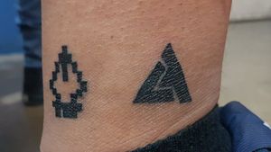 Tatto pluma fuente pixel y triangulo 