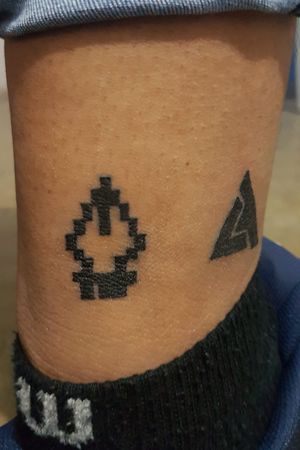 Tatto pluma fuente pixel y triangulo