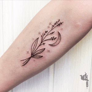 By Kirstie Trew • KTREW Tattoo • Birmingham, UK 🇬🇧 #sprigtattoo #flowertattoo #tattoo #lineworktattoo #finelinetattoo