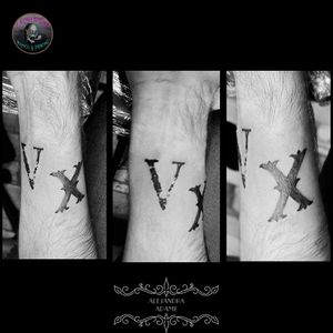 1rst a X and a V... X 💕 V 💓 X 💕 V 💓 X 💕 V 💓 #tattoo #tatuaje #tatouage #calligraphytattoo #tatuajecaligrafia #tatouagecalligraphie #numbertattoo #tatuajenumero #tatuajenumeros #tatouagechiffre #tattoodo #tattoolover #tattoolovers #ferneyvoltaire #tattooferneyvoltaire 