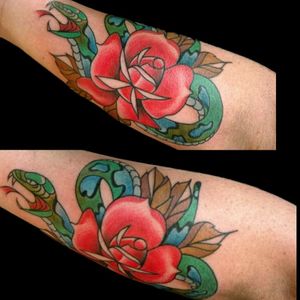 Uno de recien qe se fue para rojas!! #tattoo #inked #ink #neotradi #neotraditionaltattoo #traditional #snake #rose #color #traditionalsnake #traditionalrose #noetraditionalcolors #luchotattoo #luchotattooer #pergamino #rojas 