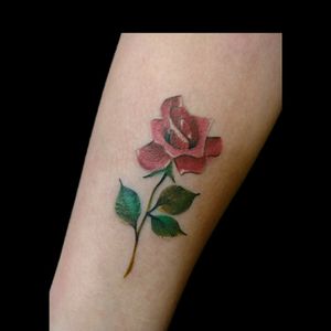 Una pinturri de hoy.. #tattoo #inked #ink #rose #rosetattoo #color #colorfull #rosa #tatuajederosas #rosatattoo #luchotattoo #luchotattooer #pergamino 