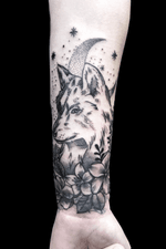 Wolf tattoo/cover up. #dotwork #wolftattoo #wolf #flowers #flowertattoo 