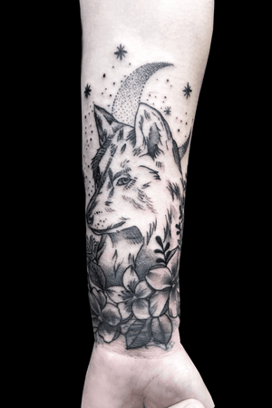 Wolf tattoo/cover up. #dotwork #wolftattoo #wolf #flowers #flowertattoo 