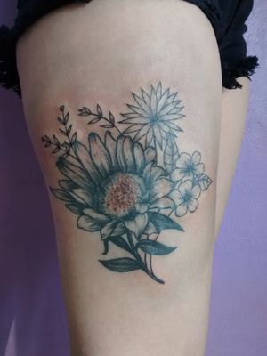 Flower Power Tattoo Girl#ink #inked #inkedgirl #inkedlife #inkedup #inkedwoman #tattoogirl #tattoowoman #femaletattoo #femaletattooartist #femaleartist #womensempowerment #ensenada #bajacalifornia #mexico #flowerpower #flowertattoo #girlspower 
