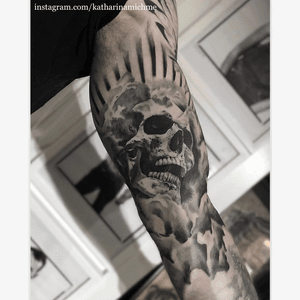 Healed. For enquries: katharinamichme@gmail.com
#brighton #brightontattoo #london #londontattoo #vegan #vegantattoo #tattooart #saniderm #blackandgrey #blackandgreytattoo #fineline #minitattoo #tattoodo #colour #colourtattoo #hove #tattoo #tattoos #tattoosleeve #worthing #uk #uktattoo #germantattooers #tattooidea 
#katharinamichme #healedtattoo #clouds #skull #skulltattoo 