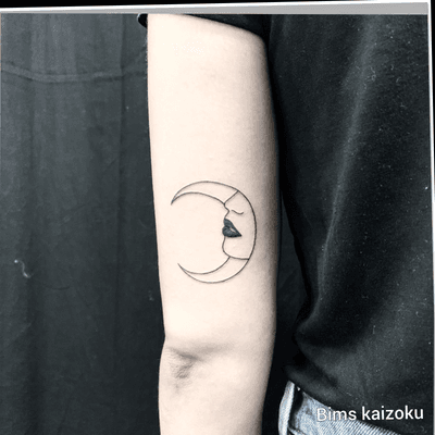 Douce nuit 🌙........... #bims #bimstattoo #bimskaizoku #paris #parisgirl #parisienne #paristattoo #paname #tatouage #lune #moon #girl #night #artist #art #drawing #minimalism #darknight #darkart #darkartists #tttism #tatt #tatts #tattoo #tattoomodel #tattos #tattoolife #tattoolovers #tattoolover 