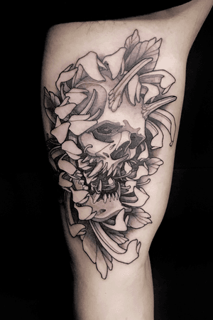 Oni skull in a chrysanthemums. Something from my old flash but slightly refined to fit better on inner bicep and also I notice I gradually change my style hopefully for the better. Only manage to finish the black & grey this time round. Will continue with color and wrap it all up next time round.I’m truly happy to able to do something in this art-style :)