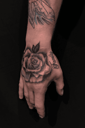 Realistic 🖐 🌹 , had a awesome time working on this project !#rashatattoo #rosehandtattoo #rosetattoo #scripttattoo #familytattoo #handtattoos #blackandgrey #blackandgreytattoo #cheyennetattooequipment #worldwidetattoosupply #silverbackink #pentictontattoo #pentictonartist #penticton #okanagantattoo #okanagan #okanaganlifestyle 