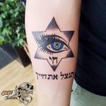 Evil eye star of david for Gabriel with Hebrew quote that means utilize your life. Fun time! #syfitattoos #starofdavid #jewish #evileye #color #traditional #blackandgrey #lettering #hebrew #brooklyn #nyc