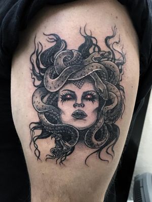 MedusaSígueme también en instagram como @dhana.erika.flan....#medusatattoo #tattooart #details #ink #inked #power #girl #beautiful #nice #DarkTattoos #snakes 