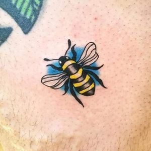 A tiny killa bee for Paul to complement his dope Wu-Tang tattoo #syfitattoos #bee #insects #smalltattoo #color #traditional #wutang #killabee #colorful #simple #brooklyn #nyc