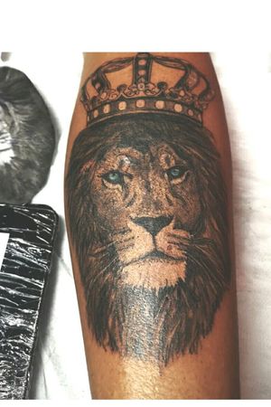 The king Lion.#tattoo #tattooed #tattoolion #tats #realistictatto #blackandgray #instangood #picoftheday #ink #inklovers #tattoolovers #tatuaggio #tatuaggioleone #inked #tattoodo #tattooist #legtattoo #phanteraink #worldfamousink #tattoolife 