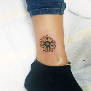 Beautiful sunflower for Jessay above her ankle#syfitattoos #sunflower #floral #smalltattoo #color #traditional #cool #colorful #simple #brooklyn #nyc 