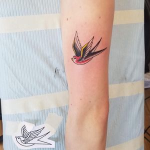 A nice swallow for the talented Sofiya. Was a fun time#syfitattoos #swallow #floral #smalltattoo #color #traditional #cool #colorful #simple #brooklyn #nyc
