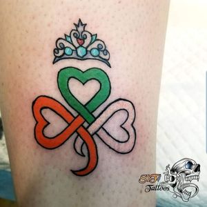 Clover with a tiara for Brianna for her first tattoo! #syfitattoos #clover #tiara #smalltattoo #color #traditional #cool #girly #pretty #colorful #simple #brooklyn #nyc