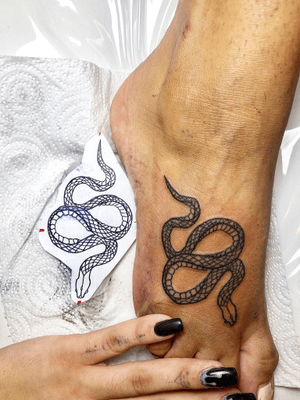 🐍 #serpente #serpentetattoo #tattoo #tattoos #milano #milanotattoo #milanotattoo #tatuaggio #tatuaggi #milan #milantattoo #black #ink #cheyenne #phantera #phanterainkliner