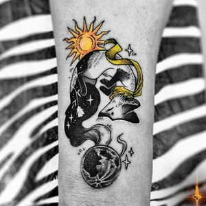 Nº845 #tattoo #tattooed #ink #inked #boyswithtattoos #littletattoo #fox #foxtattoo #moon #moontattoo #sun #suntattoo #moonandsun #sunandmoon #stars #lepetitprince #lepetitprincetattoo #littledetails #stencilstuff #hummingbirdcartridges #dynamiccolorco #dynamiccolor #dynamicink #radiantcolorsink #cheyennetattooequipment #hawkpen #bylazlodasilva Based on another design.