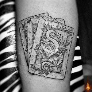 Nº807 #tattoo #tattooed #ink #inked #boywithtattoos #poker #pokertattoo #cards #deck #snake #snaketattoo #floral #floraltattoo #flowers #flowerstattoo #stencilstuff #ezcartridge #hawkpen #dynamiccolor #dynamicink #bylazlodasilva Based on another design