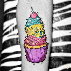 Nº736 Skullcake #tattoo #tattooed #ink #inked #girlswithtattoos #skull #skulltattoo #cupcake #cupcaketattoo #dessert #colorful #colors #stencilstuff #eztattooing #ezcartridge #radiantcolorsink #dynamiccolor #cheyennetattooequipment #hawkpen #bylazlodasilva Designed by @bruuvera for @ddebbdebb